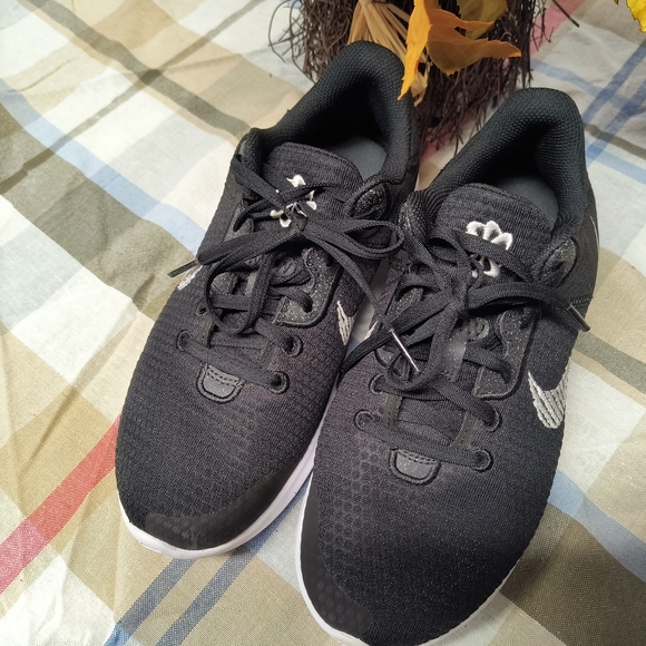 Nike Women's Black Athletic Shoes - Picture 2 of 3